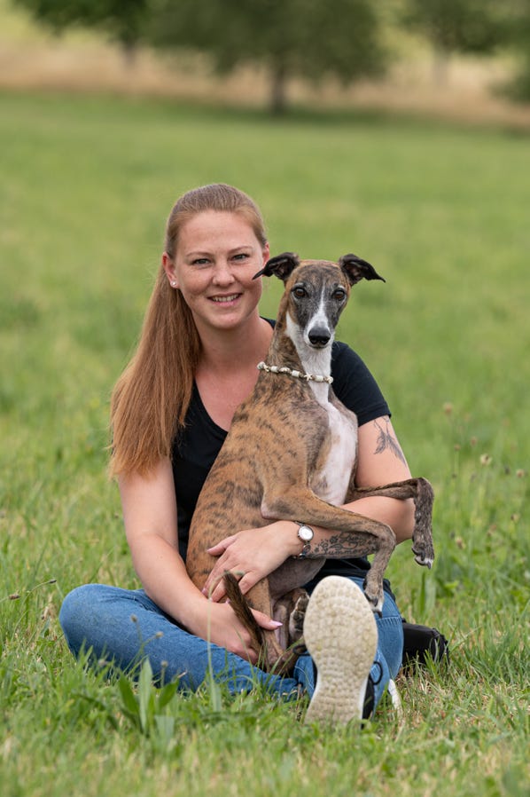 Laura mit Dobermann